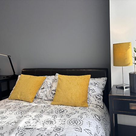 Отель Entire House Floor Perfect For Couples & Freelancers - Available For Single Too Лондон Экстерьер фото