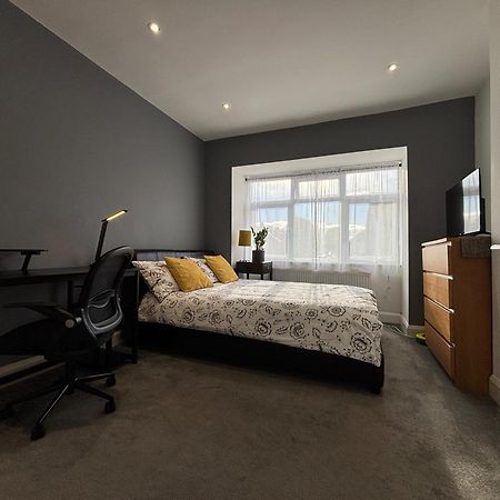 Отель Entire House Floor Perfect For Couples & Freelancers - Available For Single Too Лондон Экстерьер фото