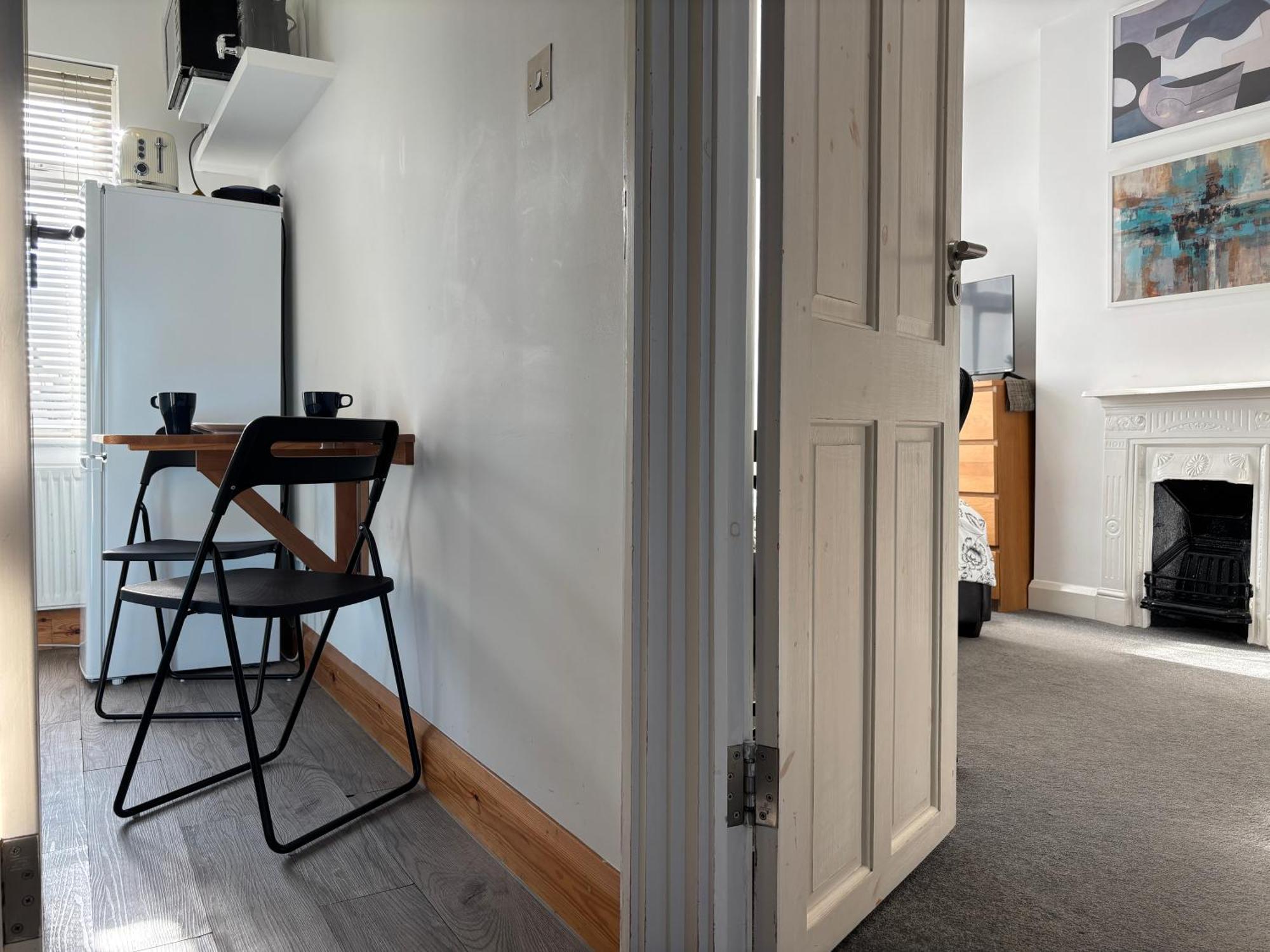 Отель Entire House Floor Perfect For Couples & Freelancers - Available For Single Too Лондон Экстерьер фото