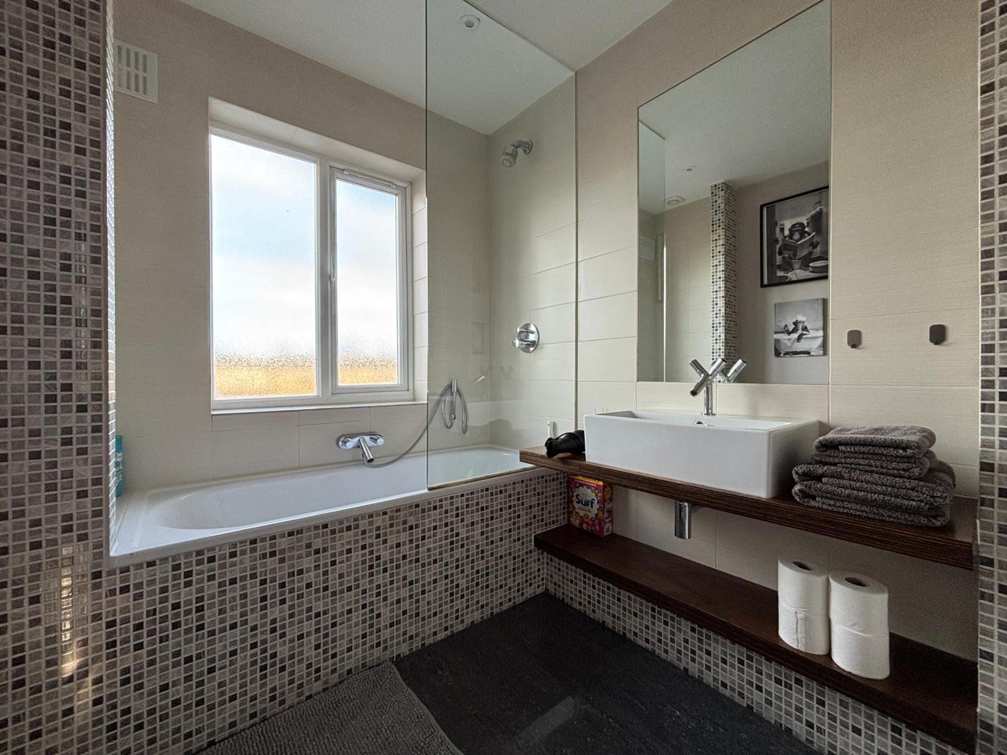 Отель Entire House Floor Perfect For Couples & Freelancers - Available For Single Too Лондон Экстерьер фото