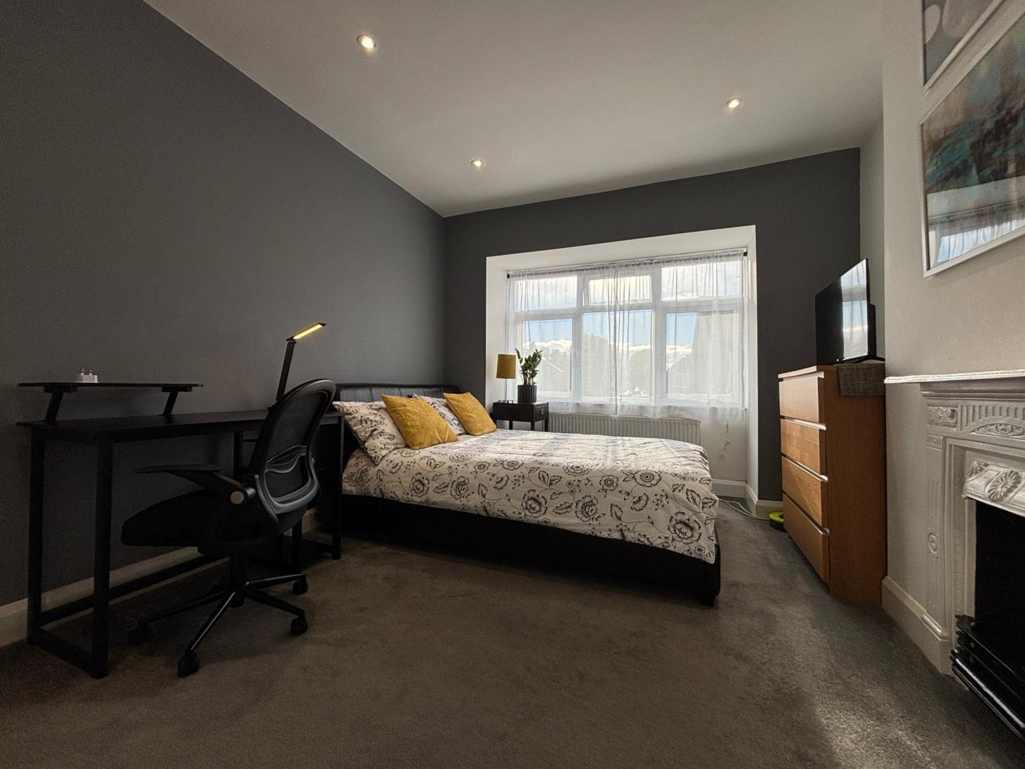 Отель Entire House Floor Perfect For Couples & Freelancers - Available For Single Too Лондон Экстерьер фото